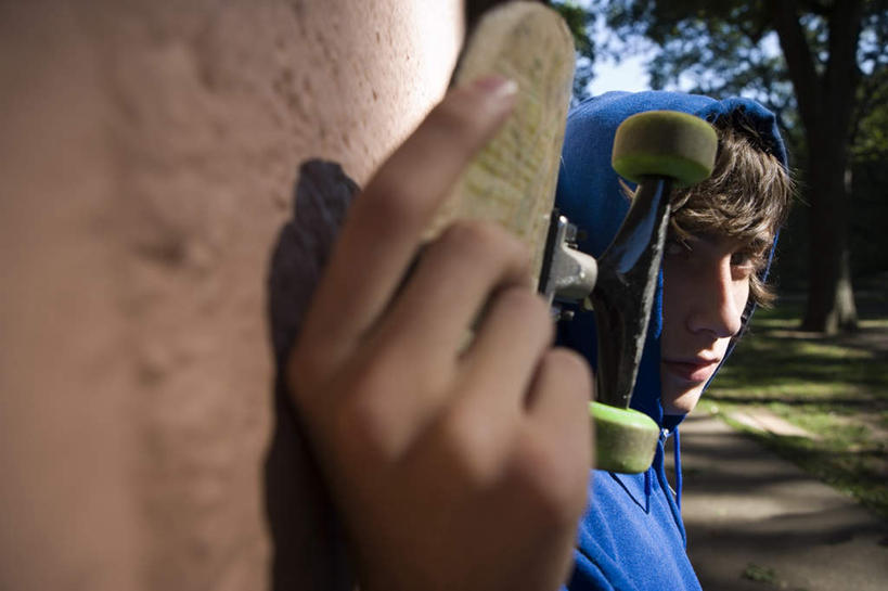 西方人,脸,头,脸颊,手,一个人,站,横图,室外,特写,白天,侧面,锻炼,运动,植物,欧洲,欧洲人,双手,仅一个男性,仅一个人,握,阴影,服装,朦胧,模糊,反射,影子,墙,棕色,拿,拿着,扭头,注视,休闲装,极限运动,肩膀,墙壁,墙面,树,树木,仅一个年轻男性,一个,骑,衣服,绿色,自然,观察,看,扛,站着,转头,休闲,手部,休闲服,连帽衫,握着,服饰,生长,单个,成长,滑板,观看,察看,关注,帽衫,扛在肩上,骑在肩上,体育,男人,男性,年轻男性,白种人,头部,脸部,脸蛋,面部,站立,半身,彩图,健身,滑板运动