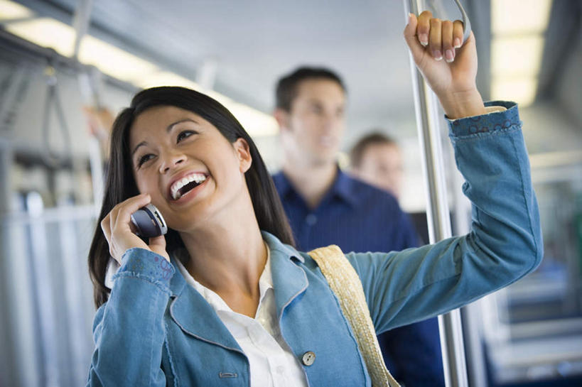 东方人,三个人,站,笑,打电话,微笑,露齿笑,横图,室外,白天,正面,公共汽车,电话,手机,亚洲,一辆,乘客,握,服装,朦胧,模糊,扶手,巴士,公交车,拿,听,拿着,注视,休闲装,黄种人,通讯设备,车,衣服,把手,交通工具,观察,看,站着,休闲,休闲服,握着,服饰,观看,察看,关注,载具,公交车拉手,搭客,交流,男人,男性,年轻男性,年轻女性,女人,女性,亚洲人,沟通,拉手,通话,站立,半身,彩图