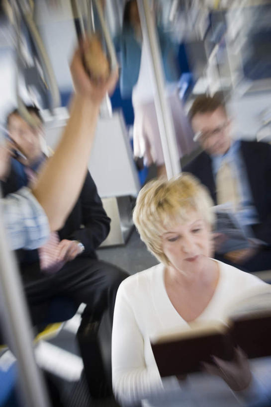 西方人,站,坐,竖图,俯视,室内,白天,公共汽车,欧洲,欧洲人,乘客,握,服装,朦胧,模糊,扶手,巴士,记事本,公交车,许多人,拿,拿着,注视,休闲装,车,衣服,把手,本子,笔记本,交通工具,低头,观察,看,站着,一群人,休闲,休闲服,握着,服饰,观看,察看,关注,载具,公交车拉手,男人,男性,女人,女性,中年男性,中年女性,白种人,拉手,站立,坐着,半身,彩图,高角度拍摄