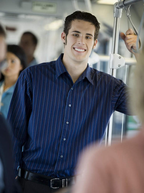 西方人,站,笑,微笑,露齿笑,竖图,室内,白天,正面,地铁,欧洲,欧洲人,五个人,乘客,握,服装,朦胧,模糊,扶手,轨道交通,许多人,拿,拿着,注视,休闲装,衣服,把手,观察,看,站着,一群人,休闲,休闲服,握着,服饰,观看,察看,关注,公交车拉手,搭客,男人,男性,年轻男性,年轻女性,女人,女性,白种人,拉手,站立,半身,彩图,地铁机动车,地下铁,轻轨