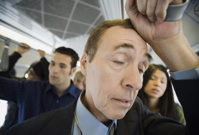 西方人,站,举,闭眼,睡,横图,室内,特写,白天,正面,地铁,欧洲,欧洲人,乘客,服装,扶手,轨道交通,许多人,注视,休闲装,衣服,把手,观察,看,靠,靠着,托,站着,一群人,休闲,休闲服,服饰,观看,察看,关注,公交车拉手,搭客,男人,男性,女人,女性,中年男性,中年女性,白种人,闭眼睛,闭着眼,闭着眼睛,举起,举手,举着,困,困觉,拉手,寝息,睡觉,向上举,向上伸,向上托,站立,半身,彩图,地铁机动车,地下铁,轻轨