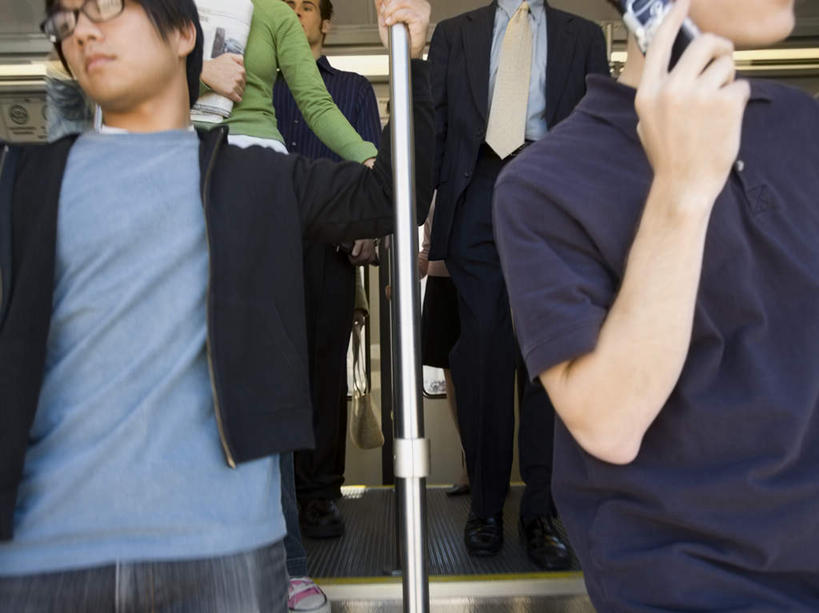 西方人,四个人,走,打电话,横图,室外,白天,正面,仰视,公共汽车,电话,手机,欧洲,欧洲人,乘客,握,服装,眼镜,巴士,公交车,拿,听,拿着,注视,休闲装,通讯设备,车,衣服,交通工具,观察,看,休闲,休闲服,握着,服饰,观看,察看,关注,载具,近视眼镜,搭客,交流,男人,男性,女人,女性,中年男性,中年女性,白种人,步行,沟通,散步,抬头,通话,仰头,走路,半身,低角度拍摄