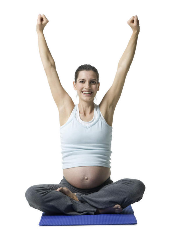 西方人,孕妇,一个人,坐,举,笑,盘腿,微笑,露齿笑,竖图,室内,白天,白色背景,正面,衣架,欧洲,欧洲人,仅一个年轻女性,仅一个女性,仅一个人,阴影,服装,反射,背心,毯子,影子,注视,衣服,蓝色,瑜伽垫,垫子,观察,看,托,怀孕,摄影,服饰,影棚,观看,察看,待产,衣着,穿着,关注,瑜伽毯,妊娠,准妈妈,衣饰,年轻女性,女人,女性,白种人,产妇,挂衣架,晾衣架,举起,举手,举着,盘腿而坐,盘膝,盘着腿的,盘着腿坐,双腿交叉,向上举,向上伸,向上托,坐着,彩图,全身,影棚拍摄,拍摄