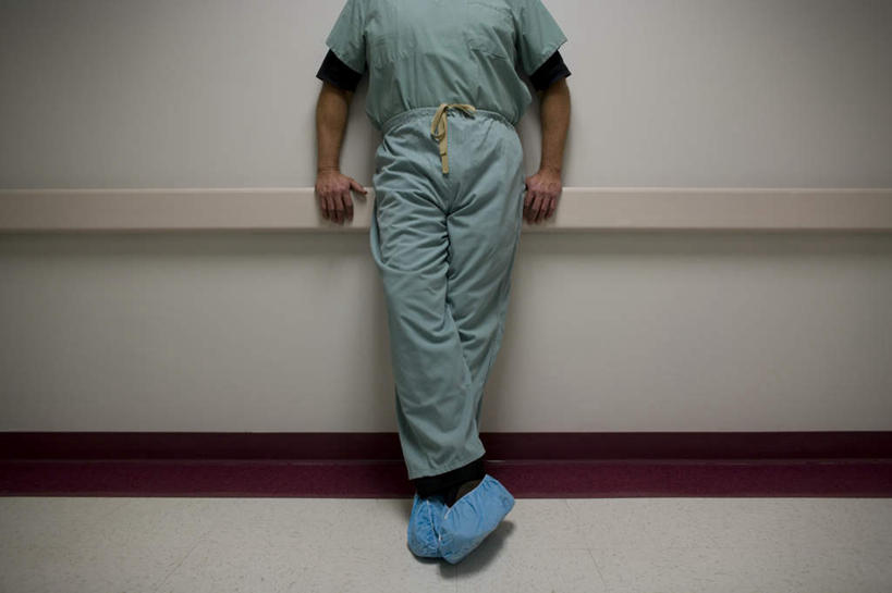 西方人,一个人,医生,医院,站,横图,室内,白天,正面,工作服,制服,欧洲,欧洲人,仅一个男性,仅一个人,仅一个中年男性,握,绿色,站着,医护人员,医疗人员,握着,医疗机构,鞋套,工作制服,男人,男性,中年男性,白种人,大夫,站立,半身,彩图,工作套服,病院,诊所,鞋罩,一次性鞋套