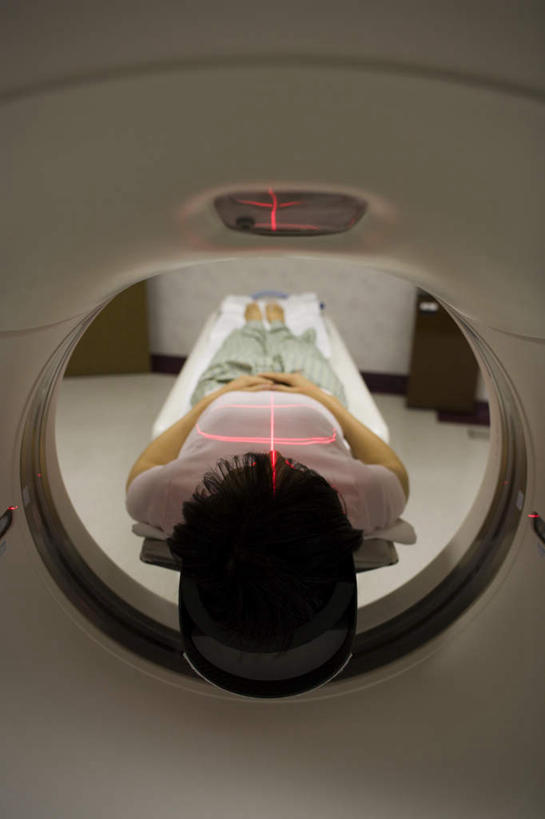 东方人,腿部,脚,脚趾,脚趾甲,腿,一个人,病人,医院,躺,竖图,俯视,室内,白天,机器,亚洲,仅一个女性,仅一个人,服装,医学,黄种人,光脚,设备,衣服,扫描仪,仅一个中年女性,赤脚,服饰,医疗,医疗设备,衣着,穿着,病患,医疗器械,核磁共振,医疗工具,核磁共振成像,医疗机构,病号服,核磁共振扫描仪,磁共振成像,核磁共振技术,衣饰,检测工具,卧着,女人,女性,中年女性,亚洲人,脚指甲,患者,就医者,躺着,卧,彩图,高角度拍摄,全身,病院,诊所