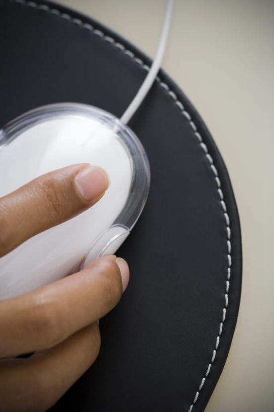 西方人,手,一个人,竖图,俯视,室内,特写,白天,鼠标,欧洲,欧洲人,仅一个年轻女性,仅一个女性,仅一个人,握,阴影,朦胧,模糊,反射,影子,鼠标垫,输入设备,一个,垫子,手部,握着,单个,单手,便利,舒适,年轻女性,女人,女性,白种人,半身,彩图,高角度拍摄