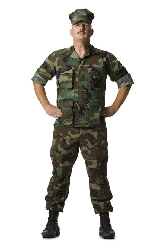 西方人,一个人,站,竖图,室内,白天,白色背景,正面,帽子,欧洲,欧洲人,仅一个男性,仅一个人,阴影,反射,影子,注视,手叉腰,叉腰,观察,看,站着,仅一个老年男性,摄影,军帽,影棚,观看,察看,双手叉腰,关注,迷彩服,军服,伪装服,野战服,作战服,老年男性,男人,男性,白种人,站立,彩图,全身,影棚拍摄,拍摄