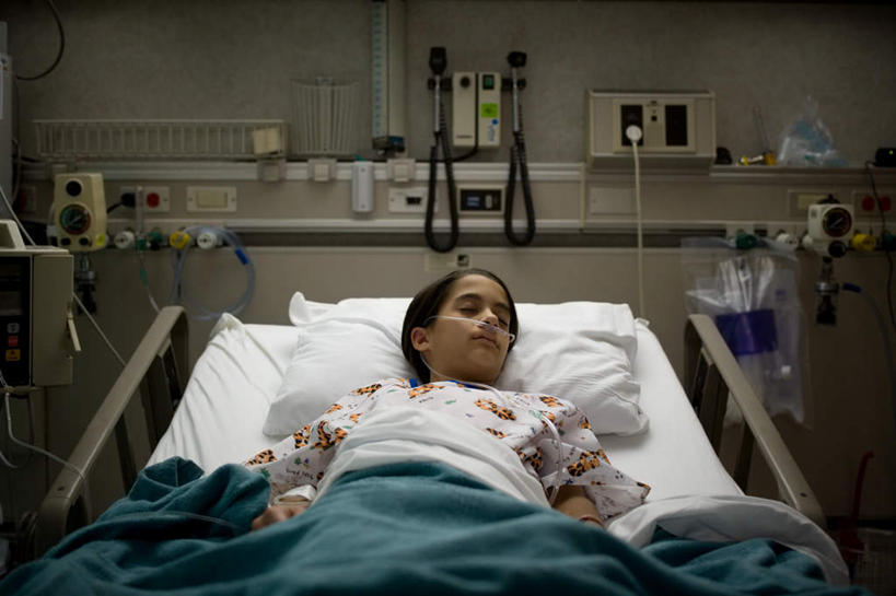 东方人,儿童,一个人,病人,医院,躺,闭眼,横图,俯视,室内,白天,纯洁,床,靠垫,亚洲,仅一个女性,仅一个人,服装,朦胧,模糊,床单,靠枕,黄种人,被子,小孩,衣服,垫子,枕头,仅一个小孩,氧气瓶,可爱,童年,童趣,服饰,单人床,医疗,医疗设备,氧气面罩,被单,衣着,穿着,病患,医疗器械,童真,烂漫,无邪,医疗机构,病号服,衣饰,昏迷,卧着,天真,女孩,女人,女性,亚洲人,孩子,患者,就医者,闭眼睛,闭着眼,闭着眼睛,躺着,卧,半身,彩图,高角度拍摄,病院,诊所,女生