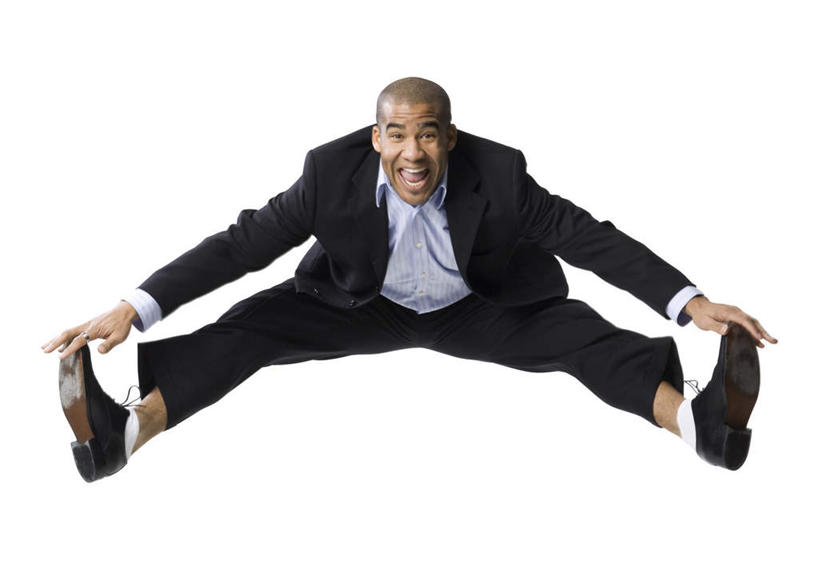 西方人,一个人,跳,举,笑,微笑,露齿笑,横图,室内,白天,白色背景,正面,衬衫,西装,欧洲,非洲,黑人,欧洲人,仅一个男性,仅一个人,阴影,套装,正装,反射,影子,半空,注视,职业装,仅一个年轻男性,观察,看,托,摄影,影棚,观看,张开双腿,察看,关注,展开双腿,男人,男性,年轻男性,非洲人,举起,举手,举着,跳跃,向上举,向上伸,向上托,彩图,全身,影棚拍摄,衬衣,拍摄,伸展双腿