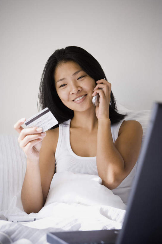 东方人,一个人,坐,笑,打电话,微笑,露齿笑,竖图,室内,白天,正面,信用卡,床,靠垫,卧室,电话,手机,亚洲,仅一个女性,仅一个人,握,服装,神话,背心,墙,双人床,床单,靠枕,拿,听,拿着,注视,黄种人,文化,通讯设备,被子,墙壁,墙面,衣服,白色,垫子,枕头,观察,看,仅一个中年女性,卡,握着,储蓄卡,服饰,观看,察看,被单,衣着,穿着,关注,传说,希腊神话,贞洁,衣饰,狄安娜,狩猎女神,女性美,阿耳忒弥斯,贞洁处女,阿波罗萨,月亮女神,交流,银行卡,女人,女性,中年女性,亚洲人,沟通,通话,坐着,半身,彩图,睡房,卧房