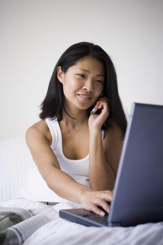 东方人,一个人,坐,笑,打电话,微笑,露齿笑,竖图,室内,白天,正面,阅读,床,靠垫,卧室,报纸,电话,手机,亚洲,仅一个女性,仅一个人,敲打,握,学习,服装,神话,背心,墙,双人床,床单,靠枕,拿,听,拿着,注视,黄种人,文化,输入,通讯设备,被子,墙壁,墙面,衣服,白色,垫子,枕头,打字,观察,看,仅一个中年女性,浏览,握着,服饰,观看,点击,敲击,察看,被单,衣着,穿着,关注,传说,希腊神话,贞洁,衣饰,狄安娜,狩猎女神,女性美,阿耳忒弥斯,贞洁处女,阿波罗萨,月亮女神,交流,按键,女人,女性,中年女性,亚洲人,沟通,通话,坐着,半身,彩图,睡房,卧房