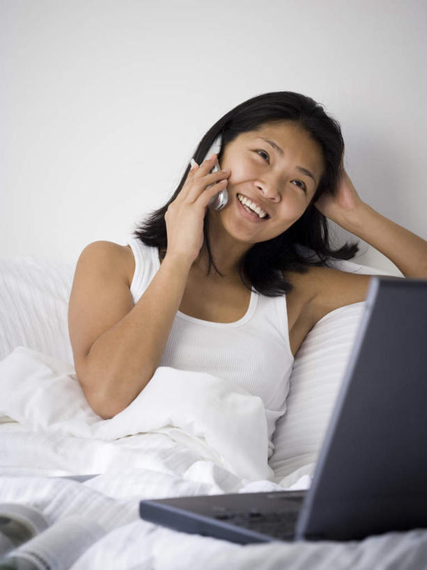 东方人,一个人,坐,笑,打电话,微笑,露齿笑,竖图,室内,白天,正面,阅读,床,靠垫,卧室,报纸,电话,手机,亚洲,仅一个女性,仅一个人,撑,握,学习,服装,神话,背心,墙,双人床,床单,靠枕,拿,听,拿着,注视,黄种人,文化,通讯设备,被子,墙壁,墙面,衣服,白色,垫子,枕头,观察,看,仅一个中年女性,浏览,握着,服饰,观看,察看,撑着,被单,衣着,穿着,关注,传说,希腊神话,贞洁,衣饰,狄安娜,狩猎女神,女性美,阿耳忒弥斯,贞洁处女,阿波罗萨,月亮女神,交流,女人,女性,中年女性,亚洲人,沟通,通话,坐着,半身,彩图,睡房,卧房