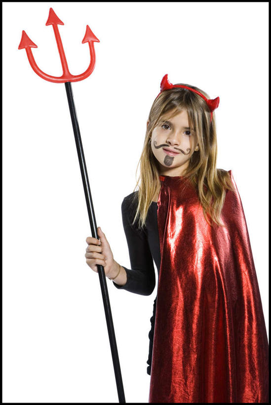 西方人,儿童,一个人,站,笑,微笑,露齿笑,竖图,室内,白天,白色背景,正面,抽象,绘画,纯洁,竞争,欧洲,欧洲人,仅一个女性,仅一个人,对抗,握,服装,艺术,装饰,冲突,彩绘,头饰,图案,古典,注视,破坏,文化,小孩,衣服,红色,发箍,发饰,饰品,观察,看,品味,站着,仅一个小孩,概念,武器,可爱,童年,童趣,战争,握着,摄影,服饰,影棚,头箍,观看,华丽,修饰,美术,损坏,点缀,察看,高雅,攻击,威胁,衣着,穿着,对立,关注,矛盾,兵器,防御,表演服,发卡,演出服,斗篷,童真,烂漫,无邪,配饰,美学,敌对,挫败,斗争,抗拒,抗衡,衬托,美观,雅致,雅观,杀伤,威慑,衣饰,三叉戟,图文,道具服,长兵器,天真,危险,女孩,女人,女性,白种人,孩子,站立,半身,彩图,影棚拍摄,拍摄,涂鸦,女生