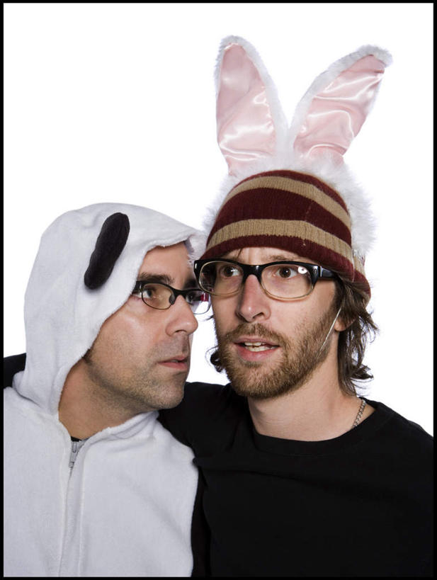 西方人,两个人,伙伴,朋友,站,竖图,室内,白天,白色背景,正面,友谊,欧洲,欧洲人,服装,装饰,眼镜,依偎,注视,衣服,观察,看,靠,靠着,倚靠,站着,摄影,服饰,影棚,观看,华丽,修饰,点缀,察看,倚着,衣着,穿着,关注,表演服,演出服,近视眼镜,两副,依附,依赖,投靠,衬托,美观,雅致,雅观,衣饰,道具服,友情,男人,男性,年轻男性,白种人,站立,半身,彩图,影棚拍摄,拍摄