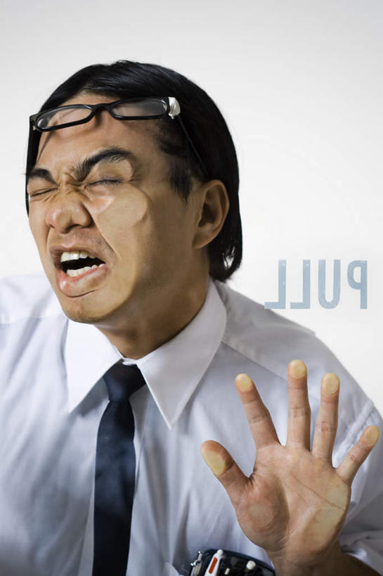 东方人,一个人,商务人士,商务男性,办公室,闭眼,竖图,室内,白天,正面,衬衫,窗户,亚洲,仅一个男性,仅一个人,仅一个中年男性,套装,英文,标志,文字,眼镜,字符,字母,领带,黄种人,标识,玻璃窗,趴着,张嘴,英文字母,撞,象征,庄重,商务装,身份,近视眼镜,张大嘴巴,工薪阶层,正式,地位,男人,男性,中年男性,亚洲人,白领,上班族,张开嘴,闭眼睛,闭着眼,闭着眼睛,趴,半身,彩图,衬衣