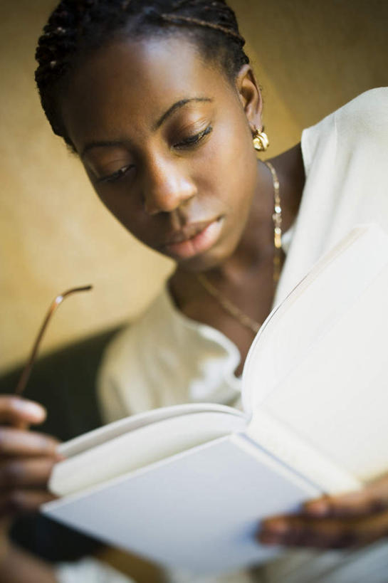 西方人,眼睛,眉毛,睫毛,一个人,笑,微笑,露齿笑,竖图,室内,白天,仰视,看书,阅读,书籍,欧洲,非洲,黑人,欧洲人,瞳孔,仅一个年轻女性,仅一个女性,仅一个人,握,学习,服装,拿,拿着,注视,休闲装,装饰品,衣服,耳环,饰品,首饰,书本,观察,看,休闲,休闲服,读书,浏览,握着,眼部,服饰,观看,察看,关注,耳饰,年轻女性,女人,女性,非洲人,睫,眉,眼,眼睫毛,眼眉,书,图书,半身,彩图,低角度拍摄,眼眉毛