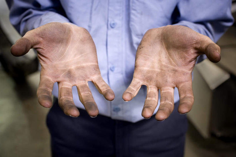 西方人,手,一个人,机修工,工厂,站,横图,俯视,室内,特写,白天,衬衫,车间,欧洲,欧洲人,仅一个男性,仅一个人,服装,裤子,牛仔裤,工人,仅一个年轻男性,衣服,蓝色,双手摊开,站着,手部,无奈,服饰,肮脏,遗憾,烦恼,衣着,穿着,可惜,邋遢,无计可施,惋惜,怜惜,无语,衣饰,龌龊,污秽,男人,男性,年轻男性,白种人,机械师,机修工人,站立,半身,彩图,高角度拍摄,衬衣,制造厂