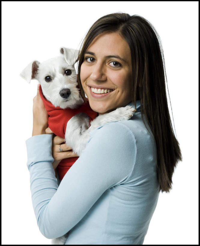 西方人,一个人,站,抱,笑,微笑,露齿笑,竖图,室内,白天,白色背景,侧面,宠物,狗,欧洲,欧洲人,仅一个年轻女性,仅一个女性,仅一个人,服装,梗犬,扭头,注视,休闲装,衣服,动物,观察,看,站着,转头,休闲,休闲服,可爱,摄影,服饰,影棚,抱着,观看,察看,西高地白梗,搂着,关注,忠诚,年轻女性,女人,女性,白种人,犬,怀抱,搂,搂抱,相抱,拥抱,站立,半身,彩图,影棚拍摄,拍摄,西部高地白梗