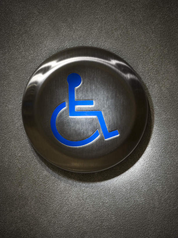 一个人,无人,坐,竖图,室内,特写,白天,正面,静物,金属制品,仅一个男性,仅一个人,金属,圆形,工具,墙,棕色,标识,标记,墙壁,墙面,仅一个年轻男性,蓝色,轮椅,复健,康复,器械,医疗设备,医疗器械,医疗工具,辅助设备,表记,标帜,男人,男性,年轻男性,坐着,彩图