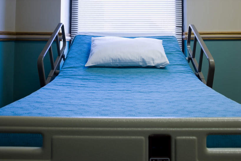 无人,医院,横图,室内,白天,正面,窗户,床,靠垫,静物,墙,床单,靠枕,被子,玻璃窗,墙壁,墙面,蓝色,白色,垫子,枕头,单人床,被单,医疗机构,彩图,病院,诊所