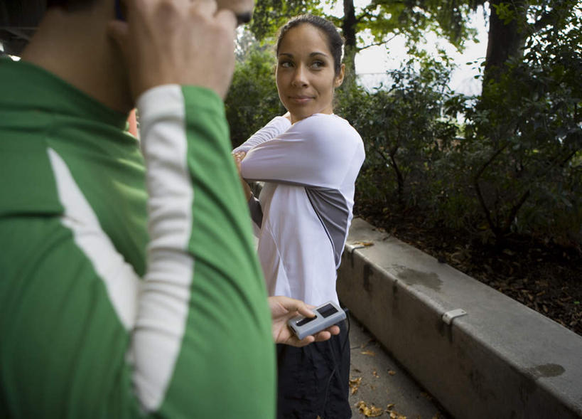 西方人,两个人,站,笑,微笑,露齿笑,横图,室外,白天,侧面,锻炼,旅游,度假,陶醉,快乐,运动,植物,道路,路,欧洲,欧洲人,握,服装,小路,交通,音乐,拿,音乐播放器,拿着,注视,休闲装,娱乐,树,树木,衣服,蓝色,绿色,蓝天,天空,自然,天,观察,看,站着,享受,休闲,休闲服,放松,握着,服饰,乡间小路,生长,晴朗,成长,观看,察看,关注,室外运动,户外运动,MP4播放器,万里无云,男人,男性,年轻男性,年轻女性,女人,女性,白种人,晴空,晴空万里,站立,半身,彩图,健身,播放器,沉醉