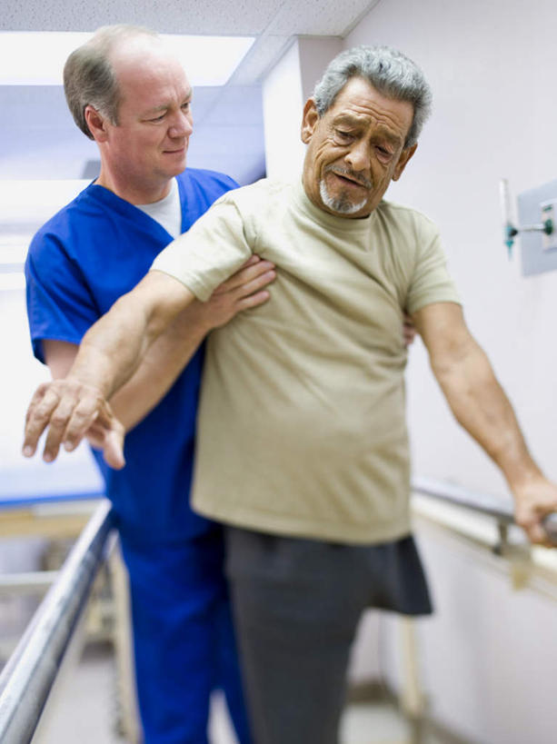 西方人,两个人,医生,病人,医院,站,笑,摸,微笑,露齿笑,竖图,室内,白天,正面,工作服,制服,欧洲,欧洲人,抚摸,服装,墙,注视,休闲装,运动器械,墙壁,墙面,衣服,扶,观察,看,站着,医护人员,医疗人员,休闲,休闲服,健身器械,扶持,服饰,观看,察看,搀扶,扶着,关注,病患,残疾,健身器材,残疾人,伤残,医疗机构,残障,弱势群体,工作制服,老年男性,男人,男性,白种人,大夫,患者,就医者,触摸,接触,站立,半身,彩图,工作套服,病院,诊所,运动器材