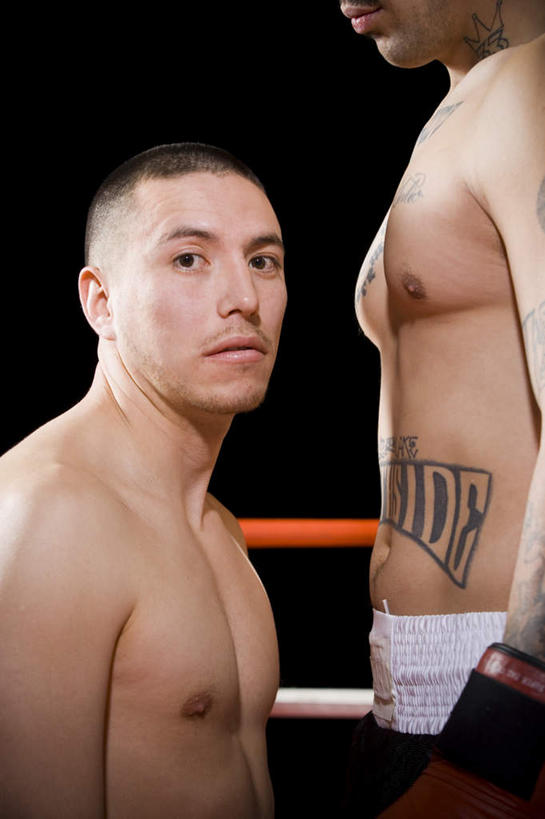 西方人,两个人,拳击手,栏杆,站,竖图,室内,白天,侧面,锻炼,安全,比赛,运动,拳击,欧洲,非洲,黑人,欧洲人,黑色背景,围栏,防护,拳击手套,注视,运动器械,护栏,裸露,手套,观察,看,站着,健身器械,摄影,影棚,观看,保护,察看,关注,裸,保险,健身器材,对手,保全,周全,安稳,安定,防护手套,敌手,平安,体育,男人,男性,年轻男性,白种人,非洲人,拳击家,拳击运动员,站立,半身,彩图,影棚拍摄,健身,拍摄,运动器材