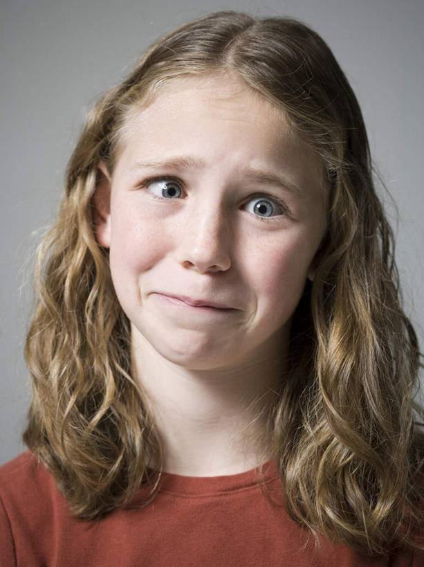 西方人,儿童,脸,头,脸颊,头发,一个人,站,竖图,室内,特写,白天,正面,纯洁,欧洲,欧洲人,仅一个女性,仅一个人,阴影,灰色背景,服装,反射,影子,注视,休闲装,肩膀,小孩,衣服,观察,看,站着,仅一个小孩,休闲,休闲服,金色,可爱,童年,童趣,摄影,服饰,影棚,观看,抿嘴,失望,察看,关注,童真,烂漫,无邪,扫兴,天真,女孩,女人,女性,白种人,孩子,头部,长发,卷发,脸部,脸蛋,面部,站立,半身,彩图,影棚拍摄,拍摄,女生