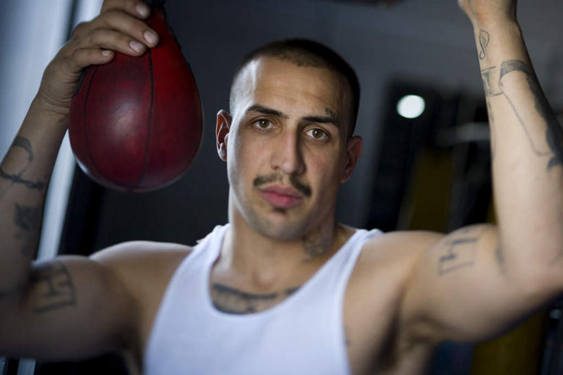 西方人,一个人,拳击手,体育馆,运动场,举,横图,室内,白天,正面,锻炼,时尚,安全,比赛,运动,拳击,欧洲,欧洲人,仅一个男性,仅一个人,服装,背心,防护,注视,文化,运动器械,体育场,纹身,仅一个年轻男性,衣服,观察,看,托,健身器械,个性,服饰,信仰,观看,保护,察看,衣着,穿着,关注,沙包,刺青,追求,保险,健身器材,想象,拳击袋,文身,勇气,崇拜,张扬,保全,周全,安稳,安定,运动馆,衣饰,平安,体育,男人,男性,年轻男性,白种人,拳击家,拳击运动员,举起,举手,举着,向上举,向上伸,向上托,半身,彩图,健身,运动器材