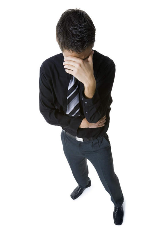 西方人,一个人,商务人士,商务男性,竖图,俯视,室内,白天,白色背景,衬衫,欧洲,欧洲人,仅一个男性,仅一个人,套装,仅一个年轻男性,思考,遮,遮掩,摄影,影棚,掩盖,遮挡,商务装,工薪阶层,遮盖,掩饰,思虑,男人,男性,年轻男性,白种人,白领,上班族,彩图,高角度拍摄,全身,影棚拍摄,衬衣,拍摄