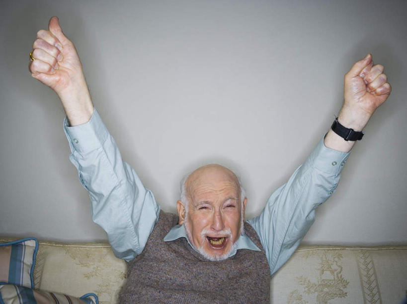 西方人,胡须,一个人,客厅,坐,举,笑,微笑,露齿笑,横图,室内,白天,正面,沙发,欧洲,欧洲人,仅一个男性,仅一个人,服装,欢呼,时间,时钟,手表,计时,注视,休闲装,衣服,钟表,观察,看,托,仅一个老年男性,休闲,休闲服,表,服饰,观看,腕表,察看,起居室,喝彩,关注,布艺沙发,客堂,老年男性,男人,男性,白种人,胡子,络腮胡,钟,举起,举手,举着,向上举,向上伸,向上托,坐着,半身,彩图