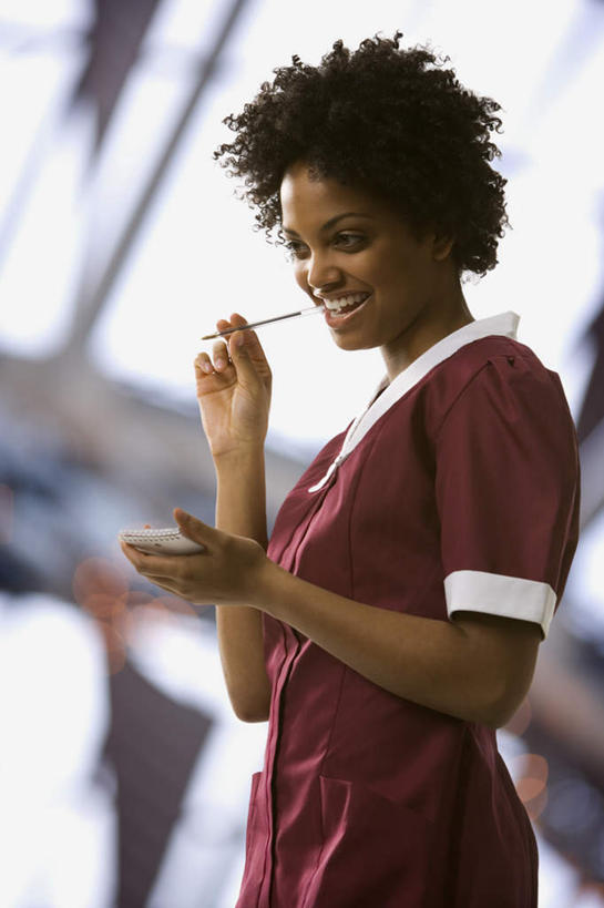 西方人,一个人,服务员,站,竖图,室内,白天,侧面,工作服,制服,窗户,欧洲,非洲,黑人,欧洲人,仅一个年轻女性,仅一个女性,仅一个人,握,阴影,朦胧,模糊,反射,笔,影子,办公用品,记事本,注视,玻璃窗,文具,本子,笔记本,学习用品,观察,看,站着,握着,观看,文具用品,察看,书写,关注,工作制服,誊写,年轻女性,女人,女性,非洲人,服务生,侍者,站立,半身,彩图,工作套服