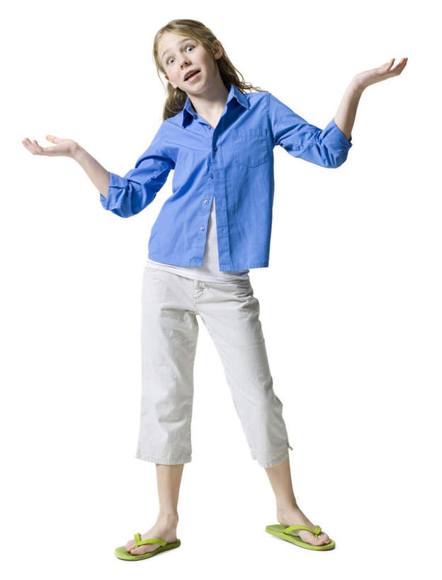 西方人,儿童,一个人,站,竖图,室内,白天,白色背景,正面,凉鞋,纯洁,鞋子,欧洲,欧洲人,仅一个女性,仅一个人,服装,注视,休闲装,小孩,衣服,蓝色,观察,看,双手摊开,站着,仅一个小孩,休闲,休闲服,可爱,童年,童趣,无奈,摄影,服饰,影棚,观看,遗憾,烦恼,察看,关注,童真,烂漫,无邪,可惜,无计可施,惋惜,怜惜,无语,天真,女孩,女人,女性,白种人,孩子,站立,彩图,全身,影棚拍摄,夹趾拖鞋,人字拖,人字拖鞋,拍摄,女生