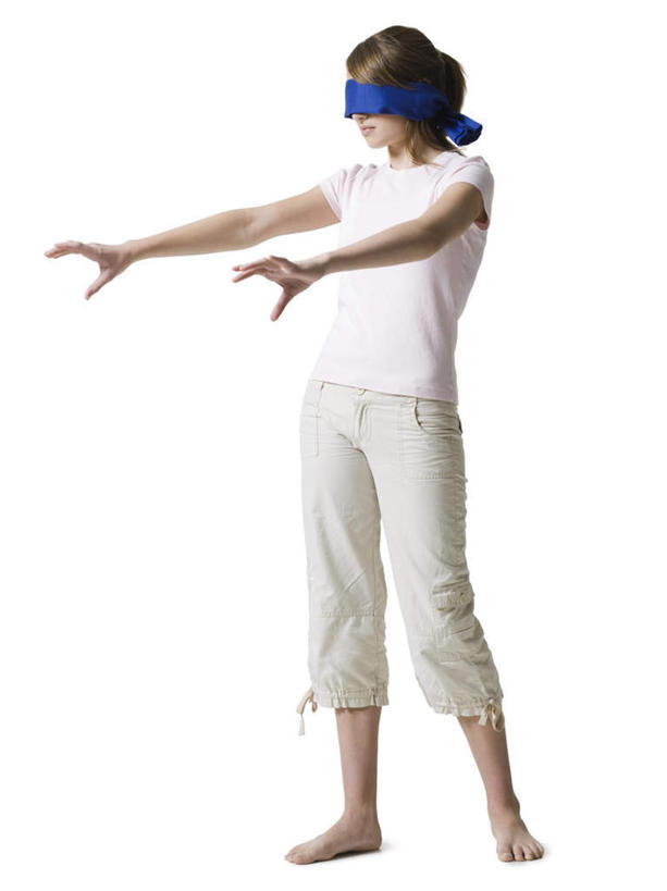 西方人,儿童,一个人,站,举,竖图,室内,白天,白色背景,正面,游戏,纯洁,欧洲,欧洲人,仅一个女性,仅一个人,服装,玩,注视,休闲装,娱乐,小孩,衣服,观察,看,托,站着,仅一个小孩,休闲,休闲服,眼罩,可爱,童年,童趣,遮,遮掩,摄影,服饰,影棚,观看,活动,察看,掩盖,遮挡,捉迷藏,发泄,关注,消遣,智力,躲猫猫,童真,烂漫,无邪,遮盖,宣泄,掩饰,天真,女孩,女人,女性,白种人,孩子,举起,举手,举着,玩耍,嬉戏,向上举,向上伸,向上托,站立,彩图,全身,影棚拍摄,拍摄,女生