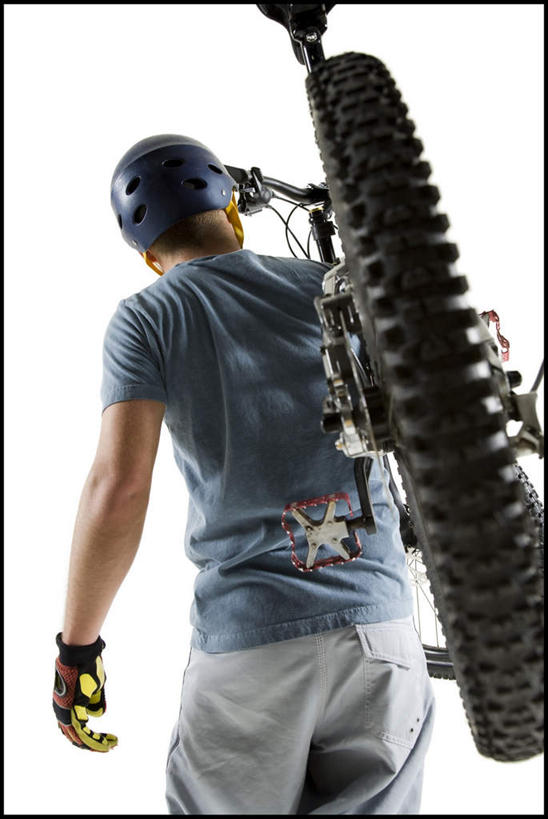 西方人,一个人,走,竖图,室内,白天,白色背景,运动服,锻炼,安全,运动,自行车,帽子,欧洲,欧洲人,仅一个男性,仅一个人,一辆,服装,头盔,防护,山地车,车,脚踏车,仅一个年轻男性,背面,衣服,安全帽,手套,交通工具,扛,摄影,服饰,影棚,保护,衣着,穿着,载具,保险,山地自行车,保全,周全,安稳,安定,防护手套,衣饰,扛在肩上,平安,体育,男人,男性,年轻男性,白种人,步行,散步,走路,半身,彩图,影棚拍摄,健身,拍摄,运动装