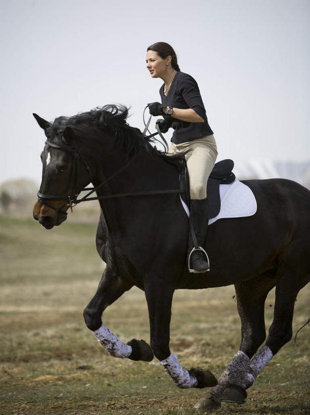 西方人,一个人,坐,竖图,室外,白天,正面,锻炼,运动,草地,草坪,植物,马,野生动物,鞋子,欧洲,欧洲人,仅一个女性,仅一个人,牵,服装,注视,休闲装,靴子,一匹,草,树,树木,衣服,蓝色,绿色,蓝天,天空,自然,动物,天,观察,看,仅一个中年女性,休闲,休闲服,运输,服饰,牲畜,生长,晴朗,成长,观看,牵着,察看,关注,牛仔靴,万里无云,体育,女人,女性,中年女性,白种人,晴空,晴空万里,坐着,彩图,全身,健身