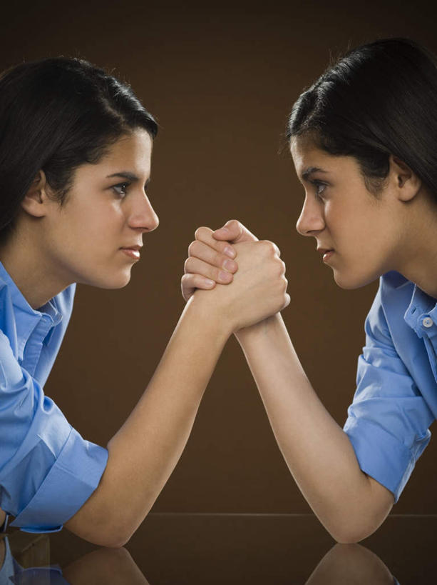 西方人,两个人,家庭,竖图,室内,白天,侧面,游戏,比赛,欧洲,欧洲人,服装,玩,注视,休闲装,右手,娱乐,相视,衣服,蓝色,观察,看,休闲,温暖,温馨,一家人,面对面,休闲服,力量,扳手腕,摄影,服饰,影棚,观看,活动,对视,和睦,察看,掰手腕,互视,发泄,关注,消遣,智力,相对,相看,宣泄,比力,较劲,扳手劲,手肘,较量,年轻女性,女人,女性,白种人,胳膊,手臂,玩耍,嬉戏,半身,彩图,影棚拍摄,拍摄,融洽