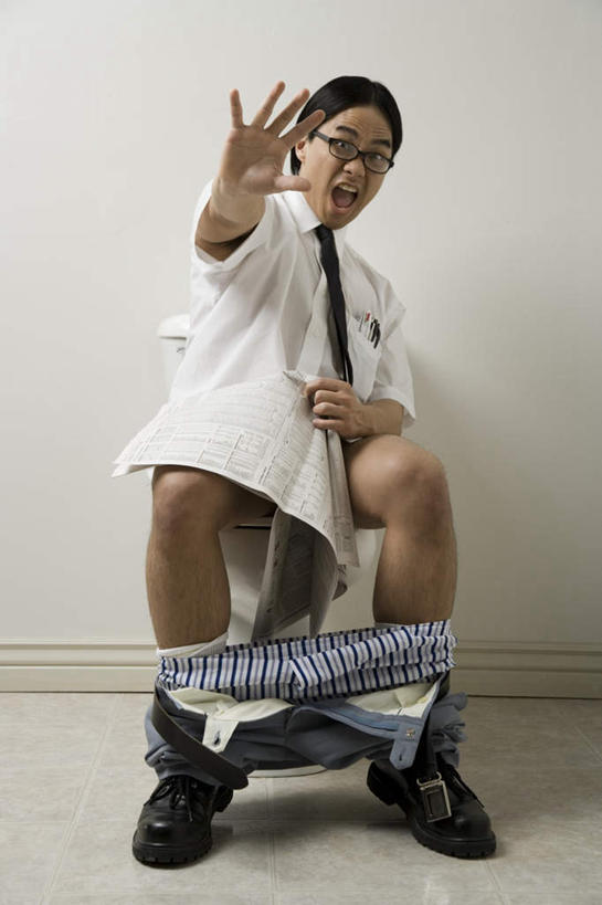 东方人,一个人,坐,竖图,室内,白天,白色背景,正面,制服,生活用品,卫生间,洗手间,亚洲,仅一个男性,仅一个人,服装,眼镜,马桶,墙,领带,注视,黄种人,墙壁,墙面,仅一个年轻男性,衣服,观察,看,校服,摄影,服饰,座便器,影棚,观看,察看,张开五指,象征,衣着,庄重,穿着,关注,身份,卫浴,近视眼镜,大便,学生服,正式,地位,子孙桶,衣饰,排便,男人,男性,年轻男性,亚洲人,厕所,坐着,彩图,全身,影棚拍摄,拍摄,排粪,五指张开