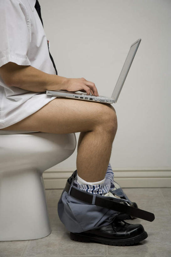 东方人,一个人,坐,竖图,室内,白天,白色背景,侧面,制服,电脑,笔记本电脑,生活用品,卫生间,洗手间,亚洲,仅一个男性,仅一个人,敲打,服装,网络,马桶,墙,领带,黄种人,输入,通讯设备,墙壁,墙面,仅一个年轻男性,衣服,打字,校服,摄影,服饰,座便器,影棚,点击,一台,敲击,无线,象征,衣着,庄重,穿着,通信设备,身份,无线网络,卫浴,无线上网,便携式电脑,大便,学生服,正式,地位,子孙桶,衣饰,排便,按键,手提电脑,男人,男性,年轻男性,亚洲人,厕所,坐着,半身,彩图,影棚拍摄,拍摄,排粪