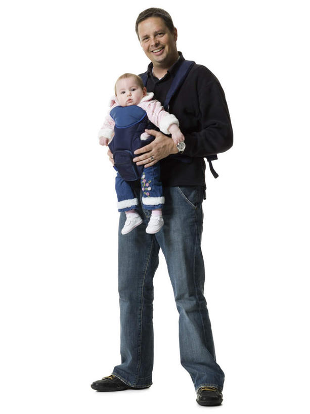 西方人,婴儿,儿童,中年人,两个人,家庭,父亲,站,握手,笑,微笑,露齿笑,竖图,室内,白天,白色背景,正面,纯洁,欧洲,欧洲人,服装,注视,休闲装,小孩,衣服,观察,看,站着,休闲,温暖,温馨,一家人,休闲服,父爱,可爱,童年,童趣,摄影,服饰,活泼,影棚,观看,和睦,察看,关注,宝宝,童真,纯真,烂漫,无邪,伶俐,天真,男人,男性,中年男性,白种人,孩子,搀手,拉手,手搀手,手拉手,手牵手,手握手,站立,彩图,全身,影棚拍摄,拍摄,融洽,婴儿背带