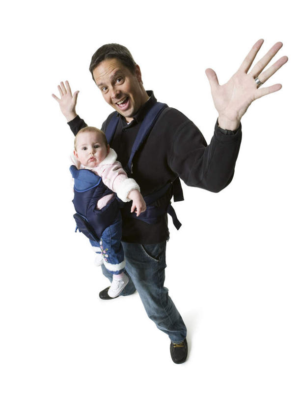 西方人,婴儿,儿童,中年人,两个人,家庭,父亲,站,举,握手,笑,微笑,露齿笑,竖图,俯视,室内,白天,白色背景,纯洁,欧洲,欧洲人,服装,注视,休闲装,小孩,衣服,观察,看,托,站着,休闲,温暖,温馨,一家人,休闲服,父爱,可爱,童年,童趣,摄影,服饰,活泼,影棚,观看,和睦,察看,关注,宝宝,童真,纯真,烂漫,无邪,伶俐,天真,男人,男性,中年男性,白种人,孩子,搀手,举起,举手,举着,拉手,手搀手,手拉手,手牵手,手握手,向上举,向上伸,向上托,站立,彩图,高角度拍摄,全身,影棚拍摄,拍摄,融洽,婴儿背带