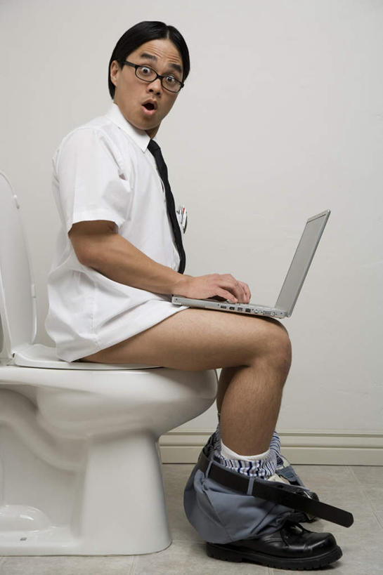 东方人,一个人,坐,竖图,室内,白天,侧面,制服,电脑,笔记本电脑,生活用品,卫生间,洗手间,亚洲,仅一个男性,仅一个人,一副,敲打,服装,裤子,惊讶,网络,眼镜,马桶,墙,领带,扭头,注视,黄种人,输入,通讯设备,墙壁,墙面,仅一个年轻男性,衣服,打字,观察,看,转头,校服,服饰,座便器,观看,点击,惊奇,一台,敲击,察看,无线,象征,衣着,庄重,穿着,关注,通信设备,身份,无线网络,卫浴,近视眼镜,无线上网,便携式电脑,大便,学生服,正式,地位,子孙桶,诧异,衣饰,排便,按键,手提电脑,男人,男性,年轻男性,亚洲人,厕所,坐着,彩图,全身,排粪