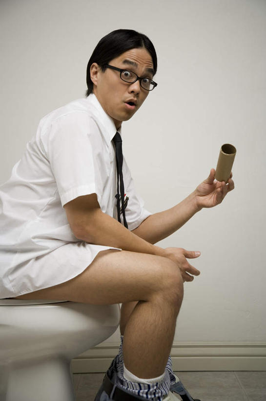 东方人,嘴,一个人,坐,竖图,室内,白天,侧面,制服,生活用品,卫生间,洗手间,亚洲,仅一个男性,仅一个人,一副,握,服装,眼镜,纸,马桶,墙,领带,拿,拿着,扭头,注视,黄种人,墙壁,墙面,仅一个年轻男性,衣服,纸巾,日用品,嘟嘴,观察,看,转头,校服,撅嘴,握着,服饰,座便器,卫生纸,观看,察看,象征,衣着,庄重,穿着,关注,身份,卫浴,近视眼镜,大便,学生服,正式,地位,子孙桶,衣饰,排便,生活用纸,男人,男性,年轻男性,亚洲人,嘴巴,嘴唇,厕所,坐着,半身,彩图,排粪