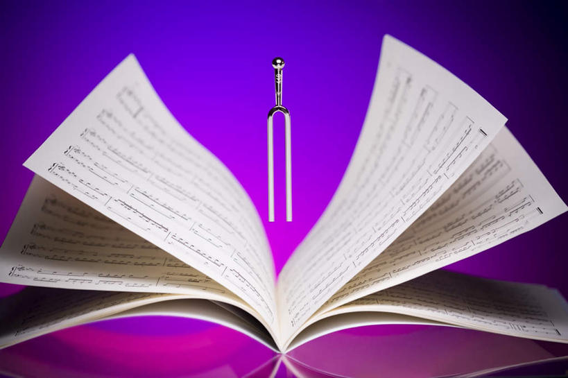 无人,横图,俯视,室内,特写,白天,静物,书籍,阴影,蓝色背景,反射,音叉,影子,乐谱,五线谱,音乐,摄影,影棚,调音,节拍,音符,频率,符头,符干,符尾,乐章,彩图,高角度拍摄,影棚拍摄,拍摄,Y形,发声器