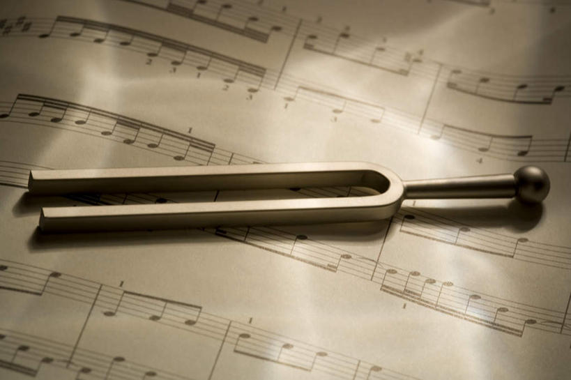 无人,横图,俯视,室内,特写,白天,静物,书籍,阴影,反射,音叉,影子,乐谱,五线谱,音乐,摄影,影棚,调音,节拍,音符,频率,符头,符干,符尾,乐章,彩图,高角度拍摄,影棚拍摄,拍摄,Y形,发声器