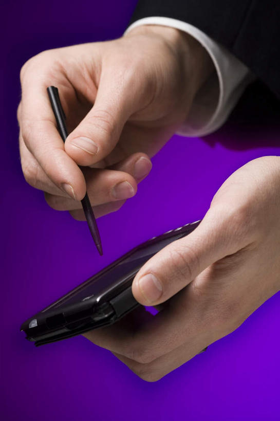 西方人,手,一个人,商务人士,商务男性,竖图,室内,特写,白天,正面,衬衫,商务,科技,欧洲,欧洲人,双手,仅一个男性,仅一个人,握,紫色背景,套装,科学,拿,拿着,仅一个年轻男性,记录,手部,便捷,联络,握着,通信,摄影,影棚,掌上电脑,科学技术,液晶,商务装,工薪阶层,PDA掌上电脑,个人数字助理,轻巧,男人,男性,年轻男性,白种人,白领,上班族,半身,彩图,影棚拍摄,衬衣,办公,拍摄