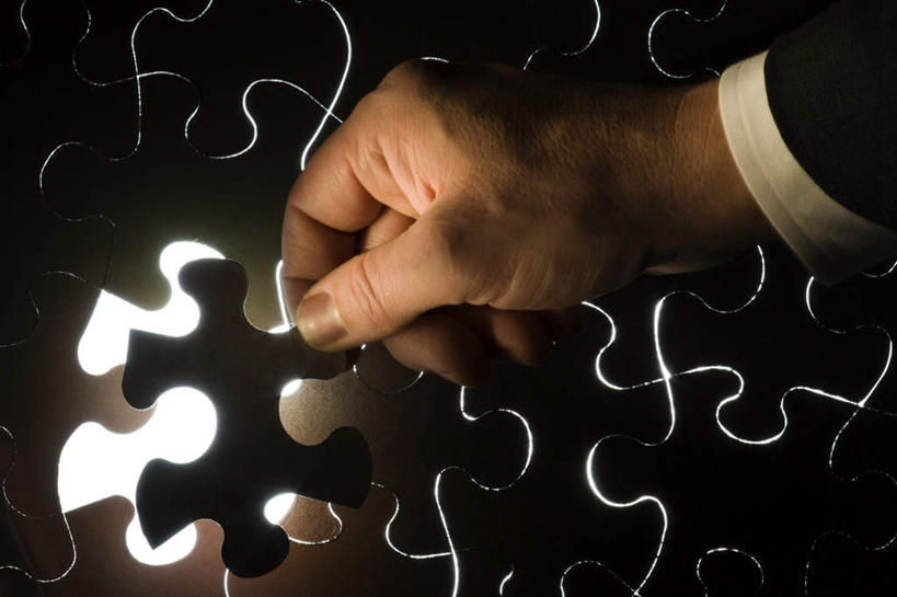 西方人,手,一个人,横图,室内,特写,白天,正面,游戏,成功,合作,团队,集体,信心,拼图,欧洲,欧洲人,仅一个男性,仅一个人,连接,握,阴影,组合,反射,影子,拿,玩,拿着,娱乐,队伍,仅一个年轻男性,休闲,手部,握着,活动,单手,链接,成就,发泄,消遣,智力,拼接,拼凑,智力游戏,合伙,宣泄,拼合,凑集,聚合,撮合,链结,趣味,策略,男人,男性,年轻男性,白种人,玩耍,嬉戏,半身,彩图