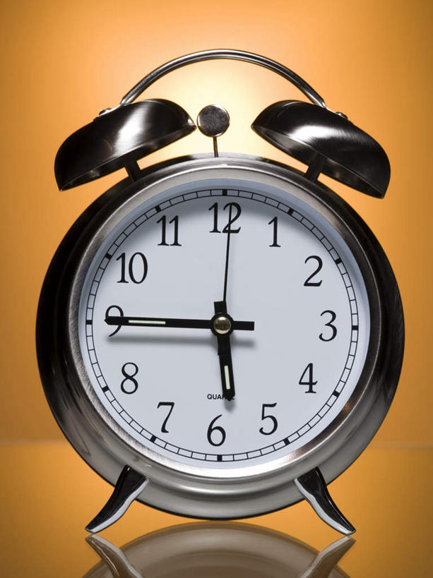 无人,竖图,室内,特写,白天,正面,静物,闹钟,阴影,黄色背景,时间,反射,标志,时钟,数字,文字,影子,字符,指针,计时,标识,一个,钟表,表,时针,摄影,阿拉伯数字,影棚,单个,分针,钟,彩图,影棚拍摄,拍摄