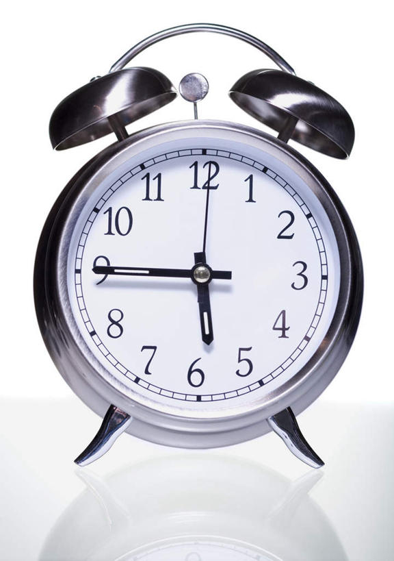 无人,竖图,室内,特写,白天,白色背景,正面,静物,闹钟,阴影,时间,反射,标志,时钟,数字,文字,影子,字符,指针,计时,标识,一个,钟表,表,时针,摄影,阿拉伯数字,影棚,单个,分针,钟,彩图,影棚拍摄,拍摄