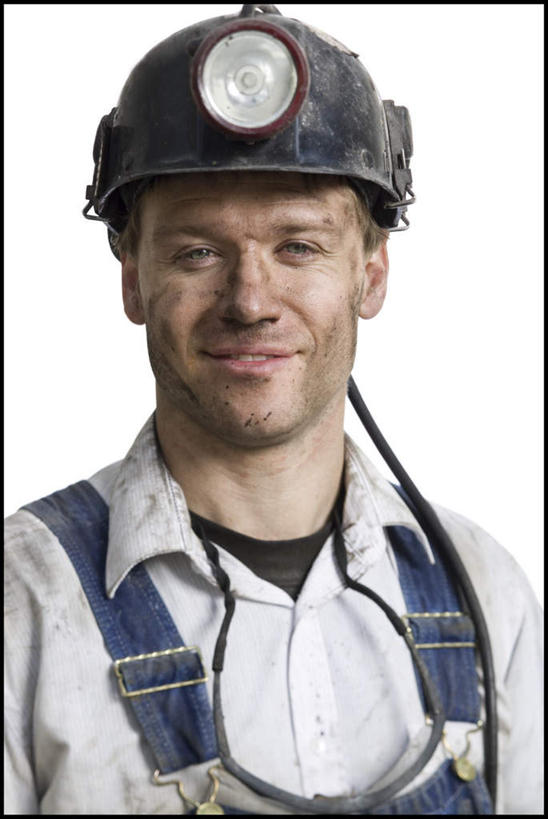 西方人,脸,头,脸颊,脖子,一个人,笑,微笑,竖图,室内,特写,白天,白色背景,正面,工作服,制服,帽子,照明,欧洲,欧洲人,仅一个男性,仅一个人,头盔,灯光,注视,肩膀,灯,仅一个年轻男性,安全帽,灯具,观察,看,摄影,肮脏,影棚,观看,照亮,察看,照明设备,关注,邋遢,工作制服,龌龊,污秽,安全灯,戴维灯,头戴安全灯,男人,男性,年轻男性,白种人,头部,脖,颈,颈部,脸部,脸蛋,面部,半身,彩图,影棚拍摄,工作套服,拍摄